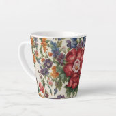 Verbazingwekkende verfijnde rode bloem en delicate latte mok (Linkerhoek)