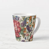 Verbazingwekkende verfijnde rode bloem en delicate latte mok (Rechterhoek)