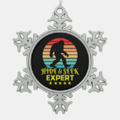 Verberg en zoek expert Bigfoot Grappig Tin Sneeuwvlok Ornament (Voorkant)