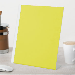 Verbeter uw ontwerp met gele achtergrond reclamebord met voetstuk