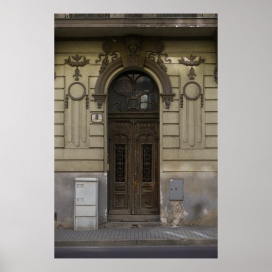 Verbleekte grandeur: Znojmo Building Entrance Poster (Voorkant)