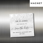 Verblijfsfeestdag zilverglitter metaal, met uitzon magneet<br><div class="desc">Een meisje en trendy sparen de magneet van de Datum voor een 40e (of om het even welke leeftijd) verjaardagsfeestje. Een moderne faux zilvervormende achtergrond met faux glitter stof. Pas een datum en een naam/leeftijd aan en voeg deze toe 40 jaar. Zwarte gekleurde letters. De tekst: Sparen de Datum wordt...</div>