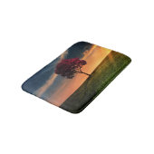 Verbluffend landschap met een rode boom op zonsond badmat (Gekanteld)