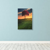 Verbluffend landschap met een rode boom op zonsond canvas afdruk (Insitu (Houten vloer))