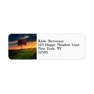 Verbluffend landschap met een rode boom op zonsond etiket