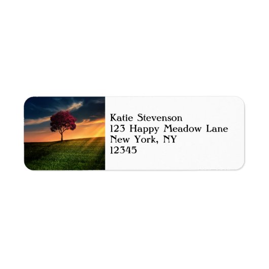 Verbluffend landschap met een rode boom op zonsond etiket (Voorkant)