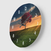 Verbluffend landschap met een rode boom op zonsond grote klok (Hoek)