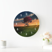 Verbluffend landschap met een rode boom op zonsond grote klok (Huis)