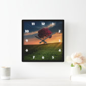 Verbluffend landschap met een rode boom op zonsond vierkante klok (Huis)