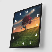 Verbluffend landschap met een rode boom op zonsond vierkante klok (Hoek)