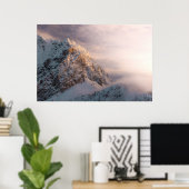 Verbluffend licht en mist op de berg poster (Thuiskantoor)