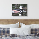 Verbluffend Merganser Duck zwemt door Canvas Afdruk (Insitu (Slaapkamer))