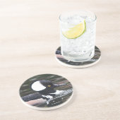 Verbluffend Merganser Duck zwemt door Zandsteen Onderzetter (Zijkant)