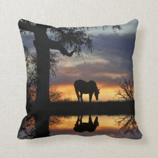 Verbluffend paard, reflecterend in water kussen