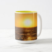 Verbluffende Aloha Sunrise Mok: 17 oz groot. Tweekleurige Koffiemok (Voorkant rechts)