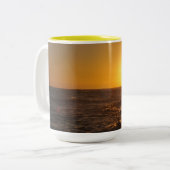 Verbluffende Aloha Sunrise Mok: 17 oz groot. Tweekleurige Koffiemok (Voorkant links)