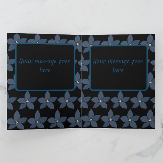 Verbluffende blauwe bloemen op zwarte wijn wenskaa kaart (Binnen)