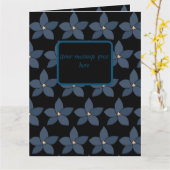 Verbluffende blauwe bloemen op zwarte wijn wenskaa kaart (Gele Bloem)