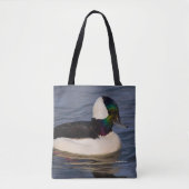 Verbluffende Bufflehead Duck zwemt voorbij Tote Bag (Voorkant)