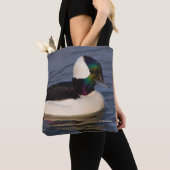 Verbluffende Bufflehead Duck zwemt voorbij Tote Bag (Dichtbij)