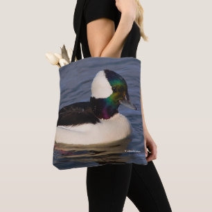 Verbluffende Bufflehead Duck zwemt voorbij Tote Bag
