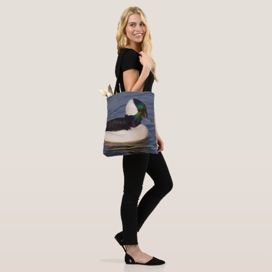 Verbluffende Bufflehead Duck zwemt voorbij Tote Bag (Op model)