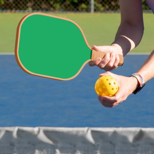Verbluffende groene achtergrond met wit randontwer pickleball paddle (Insitu)