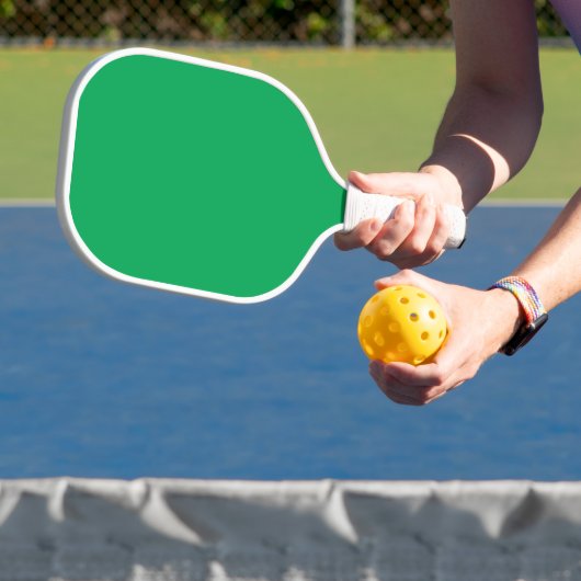 Verbluffende groene achtergrond met wit randontwer pickleball paddle (Insitu)