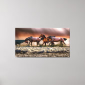 Verbluffende hengsten spelen in de oceaan golven canvas afdruk (Voorkant)