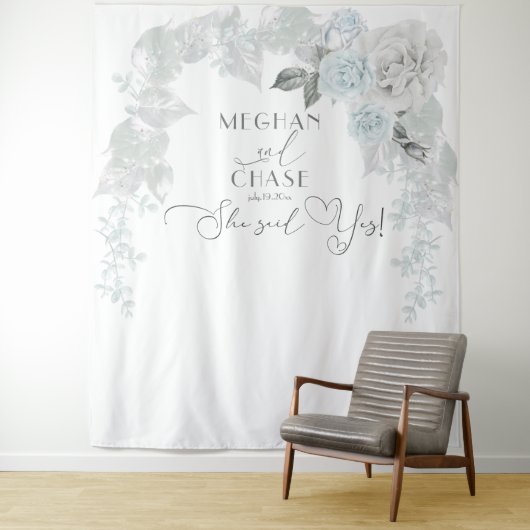 Verbluffende ijsblauwe en witte rozenboog wandkleed (In situ)