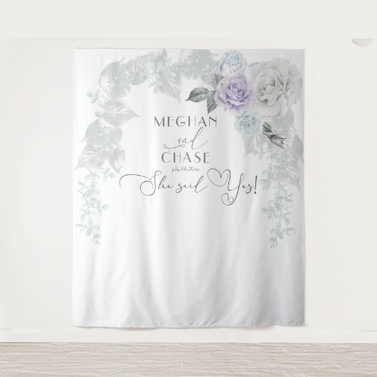 Verbluffende ijsblauwe seringen en witte rozenboog wandkleed (Voorkant)