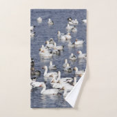 Verbluffende kudde sneeuwganzen bij de strand bad handdoek (Handdoek)