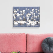 Verbluffende kudde sneeuwganzen bij de strand canvas afdruk (Insitu (Woonkamer))