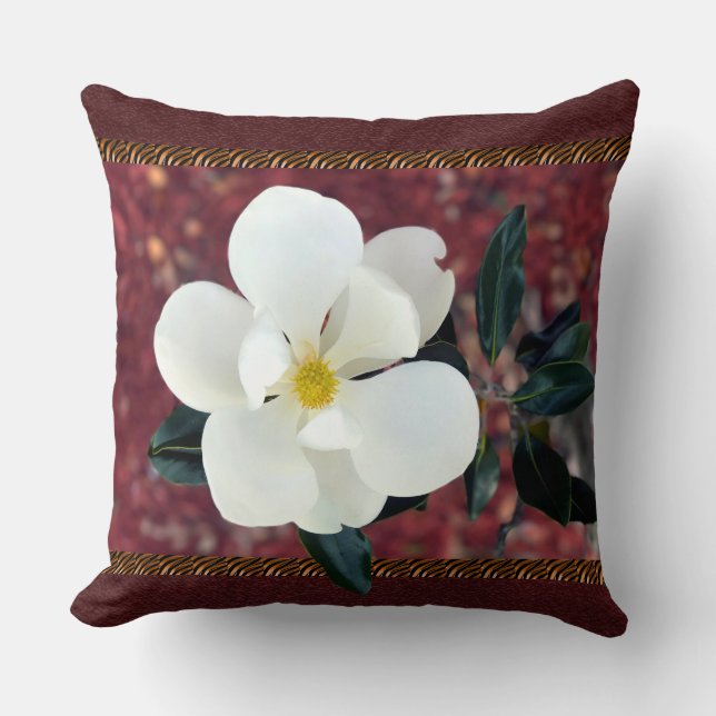 Verbluffende Magnolia Pillow met Burgundy Accents Kussen (Voorkant)