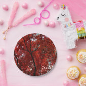 Verbluffende misdaadbladeren en zwarte ledematen o papieren bordje (Feest)