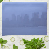 Verbluffende NYC Blue Foggy Skyline CricketDiane Theedoek (Gevouwen)