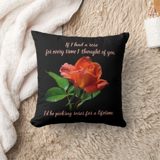 Verbluffende perzikrode roos op zwart kussen (Deken)