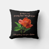 Verbluffende perzikrode roos op zwart kussen (Voorkant)