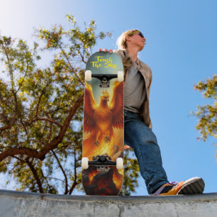 Verbluffende Rode Phoenix die oprijst uit de Vlamm Persoonlijk Skateboard