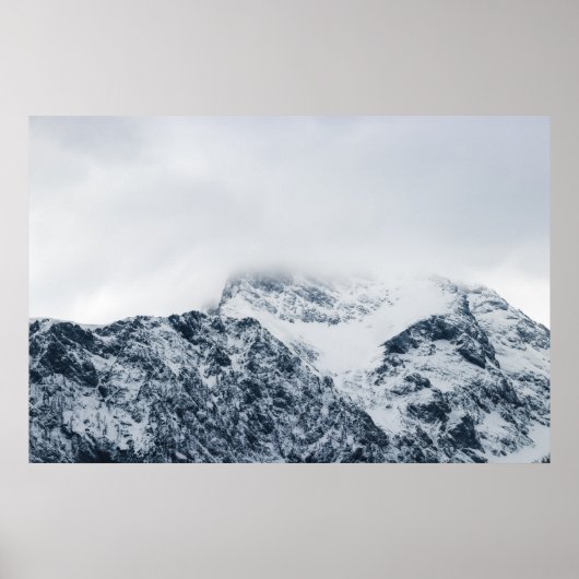 Verbluffende sneeuwbergen bedekt met wolken poster (Voorkant)