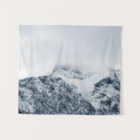 Verbluffende sneeuwbergen bedekt met wolken wandkleed (Voorkant (horizontaal))