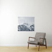 Verbluffende sneeuwbergen bedekt met wolken wandkleed (In Situ (horizontaal))