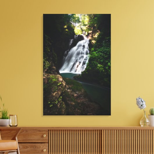 Verbluffende waterval Šum in het magische bos Canvas Afdruk (Insitu (Woonkamer))