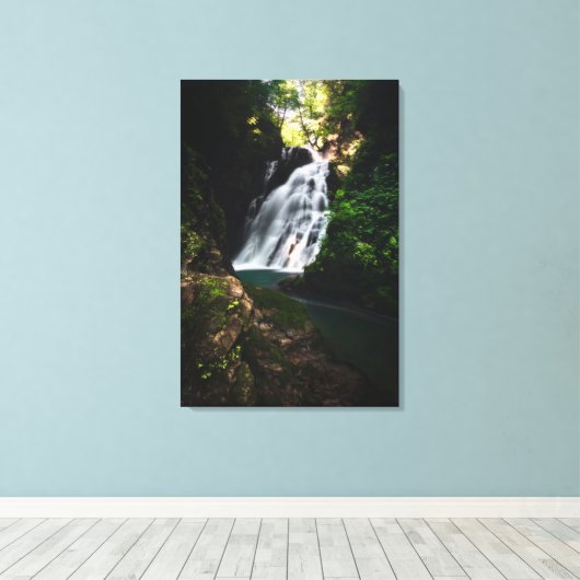 Verbluffende waterval Šum in het magische bos Canvas Afdruk (Insitu (Houten vloer))