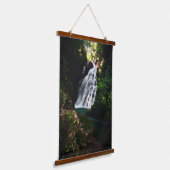 Verbluffende waterval Šum in het magische bos Hangend Wandkleed (Gebogen)