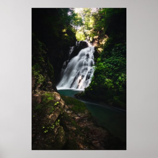 Verbluffende waterval Šum in het magische bos Poster (Voorkant)
