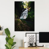 Verbluffende waterval Šum in het magische bos Poster (Thuiskantoor)