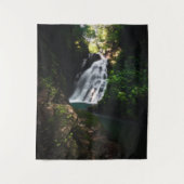 Verbluffende waterval Šum in het magische bos Wandkleed (Voorkant)