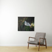 Verbluffende waterval Šum in het magische bos Wandkleed (In Situ (horizontaal))