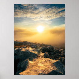 Verbluffende zonsondergang boven wolken en met zon poster